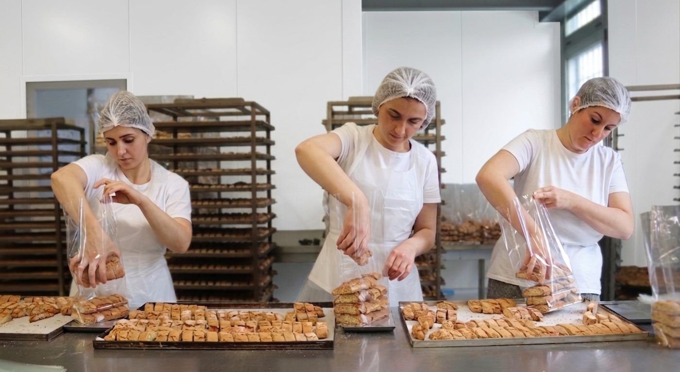 Il confezionamento a mano in laboratorio