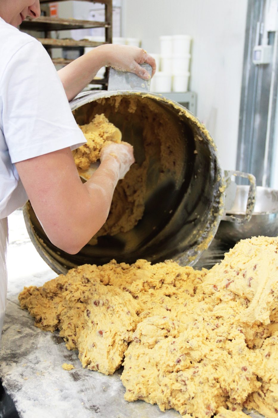 L'impasto dei cantucci sul banco di marmo