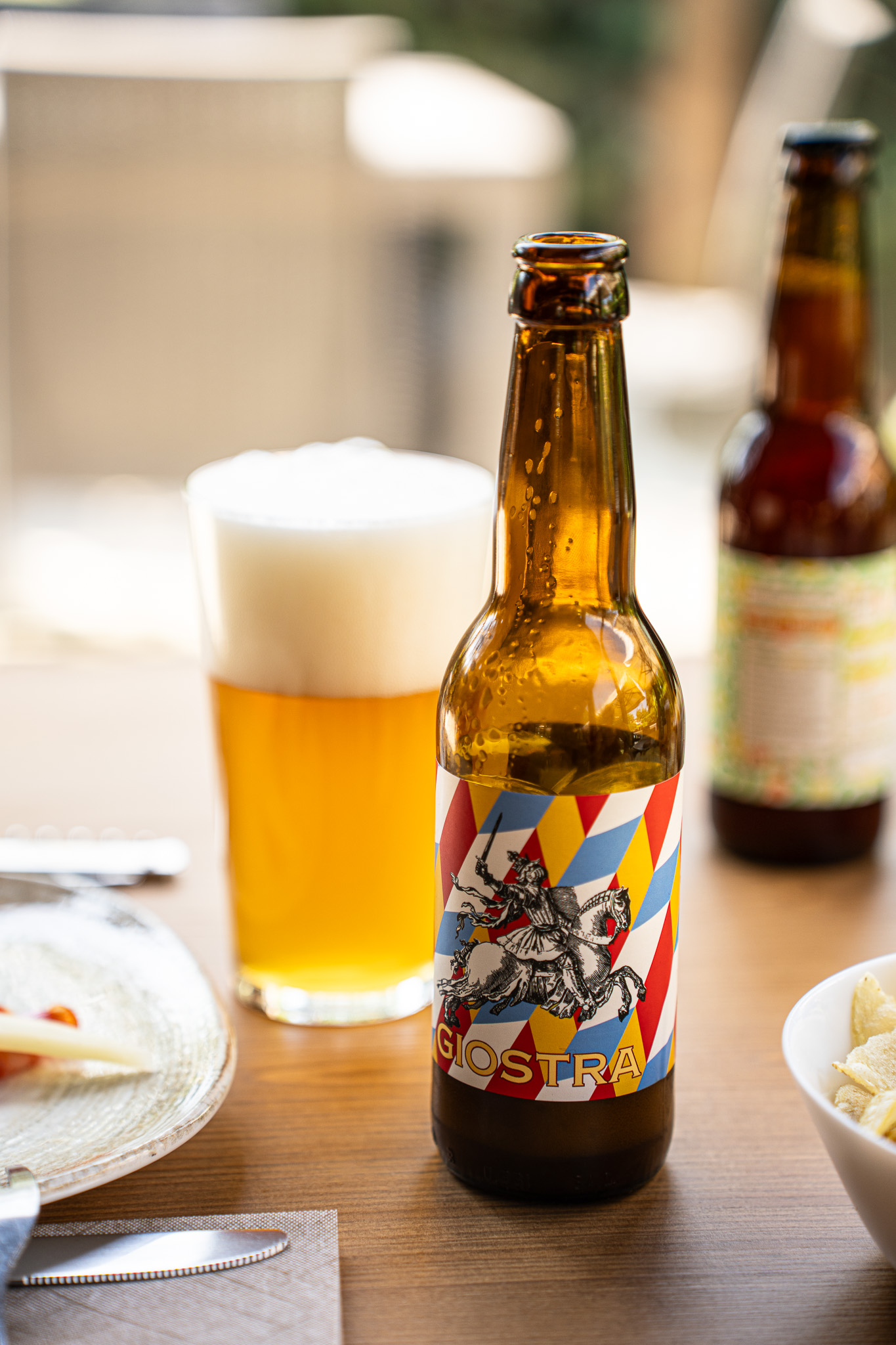 Birra versata a tavola tra amici