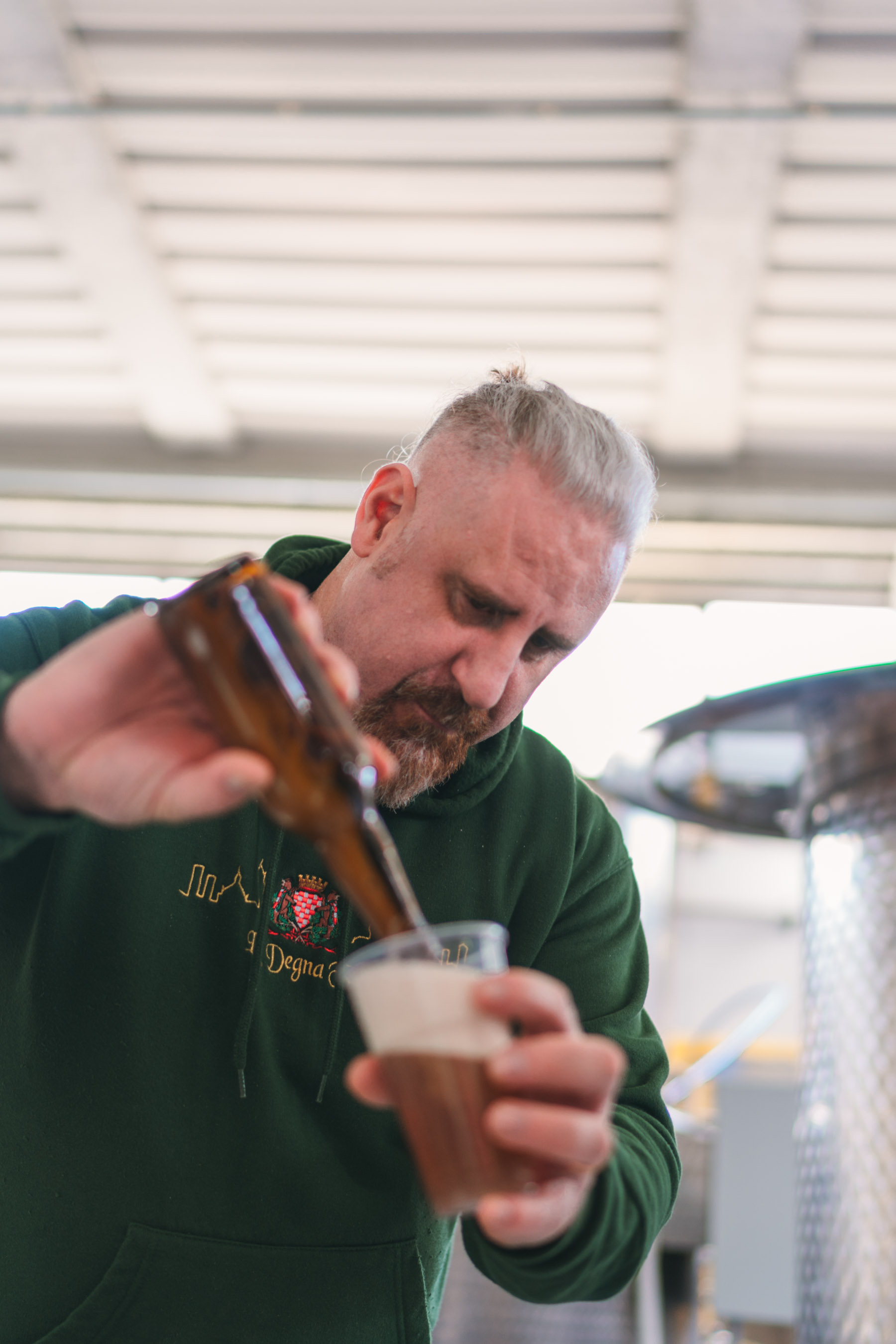 Francesco Becagli assaggia una birra in birrificio