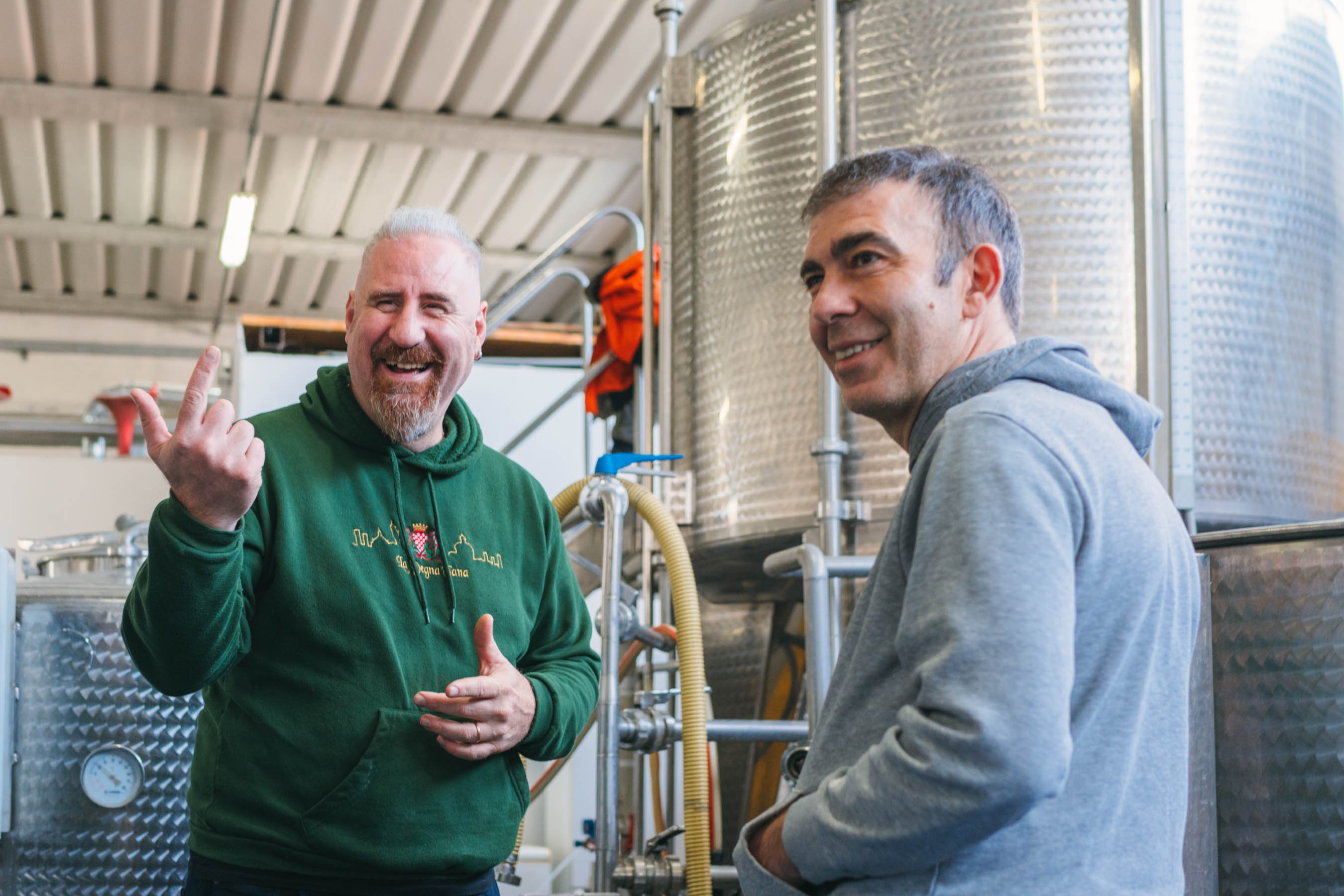In birrificio tra i fermentatori