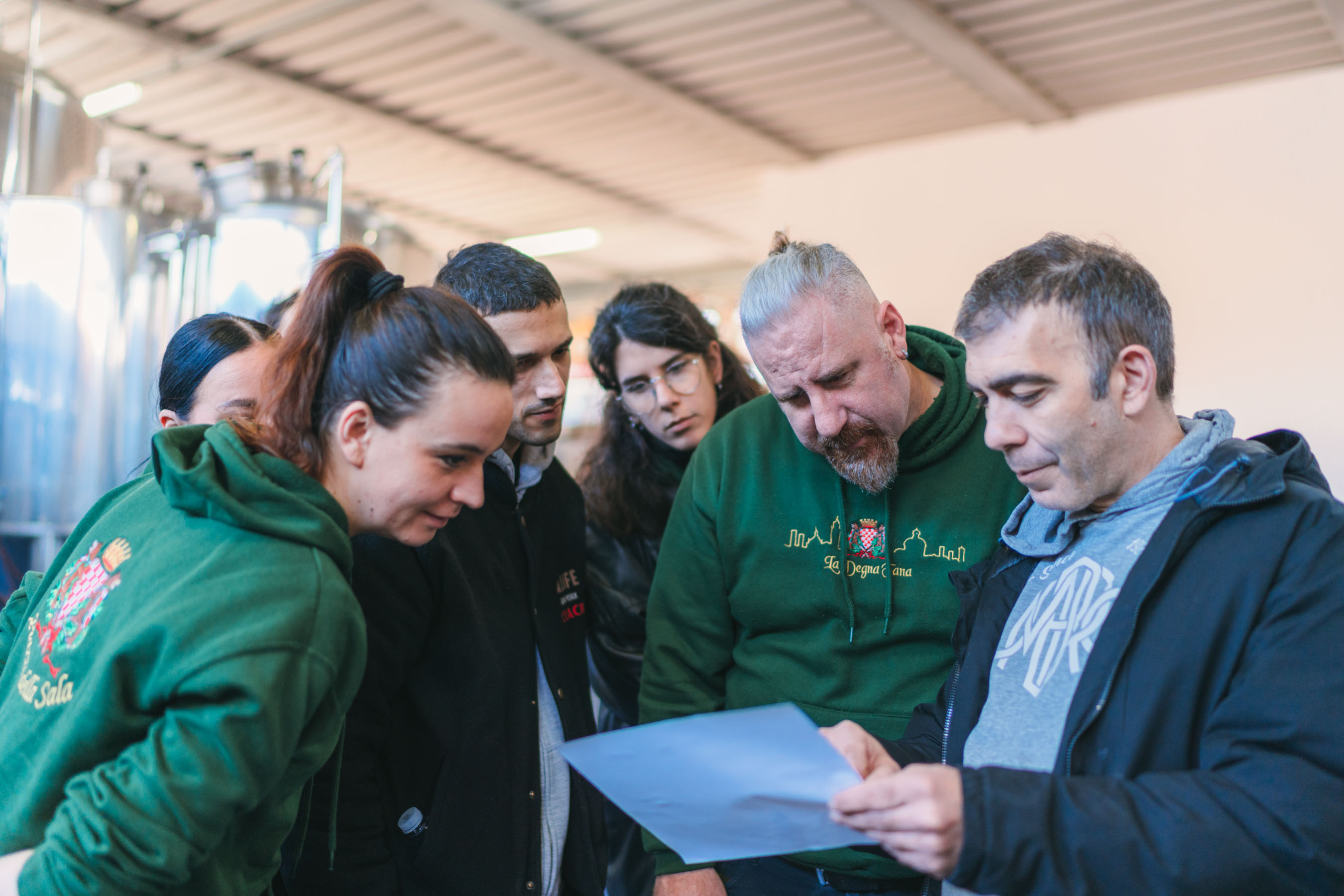 Il team discute una ricetta in birrificio