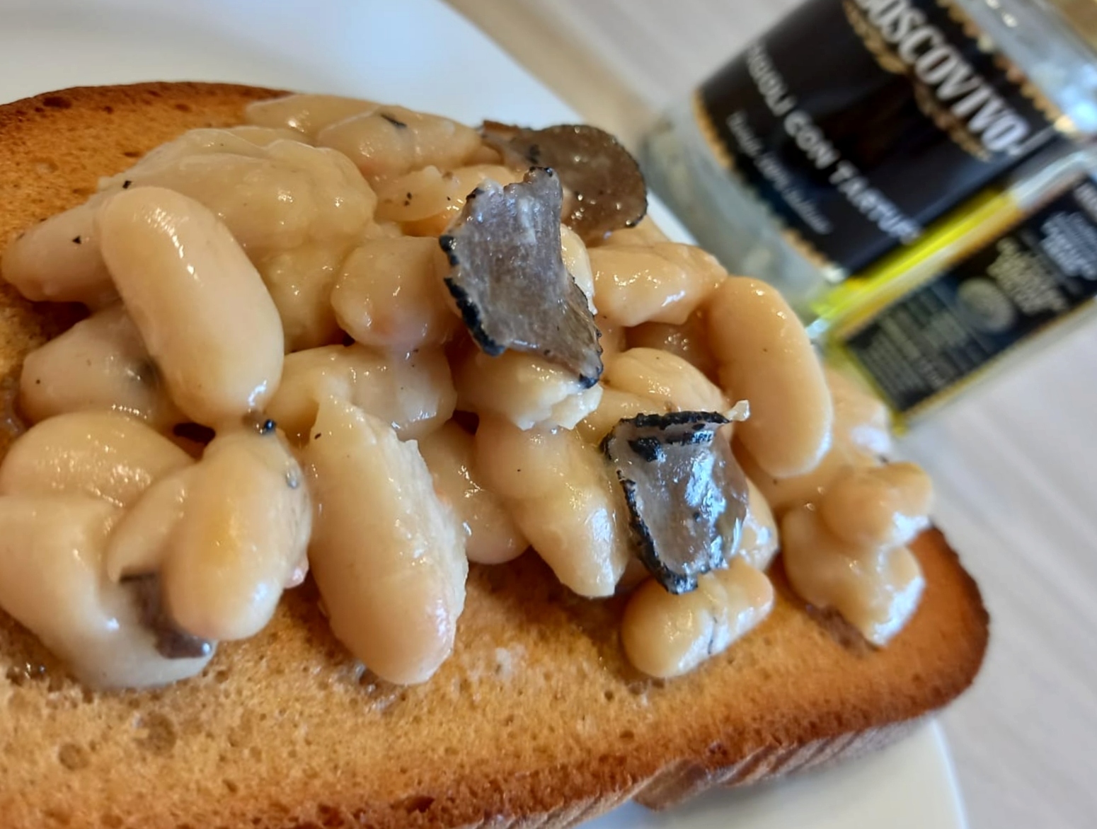 Bruschetta con fagioli e tartufo nero