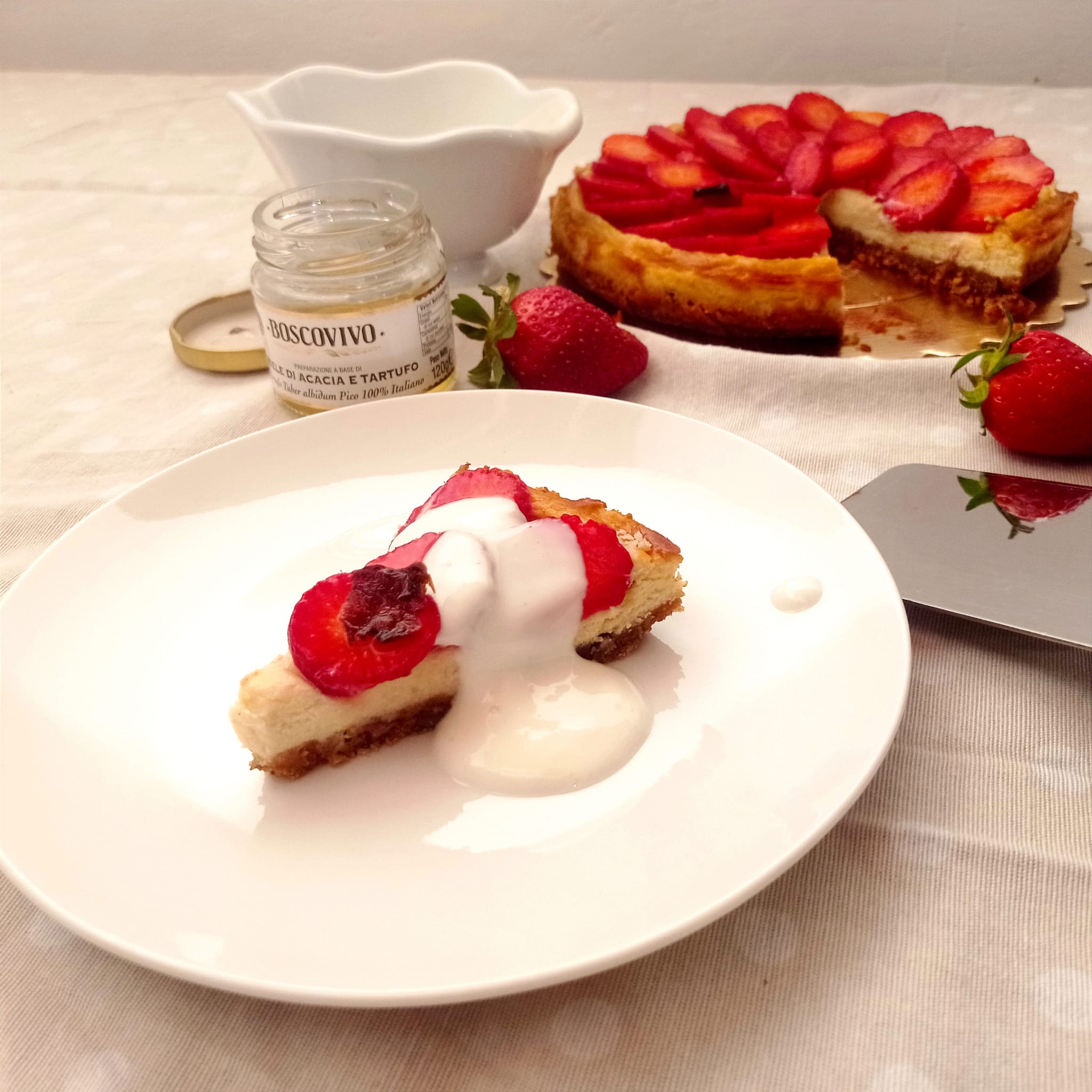 Cheesecake ai due tartufi con fragole e miele