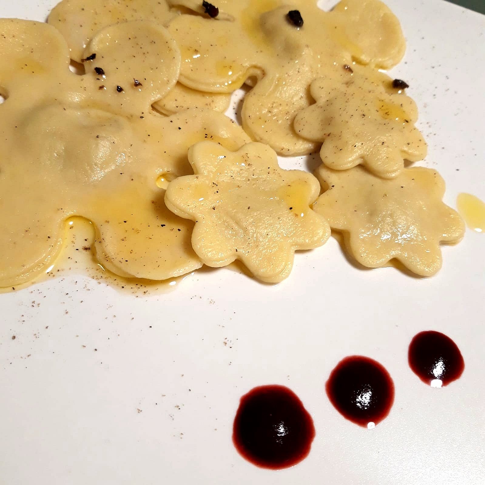Margherite di pasta fresca ripiene di salsa ai funghi porcini con burro al tartufo bianco