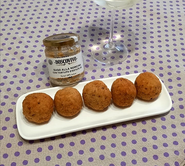 Polpette di riso con sugo alla norcina e cuore di mozzarella