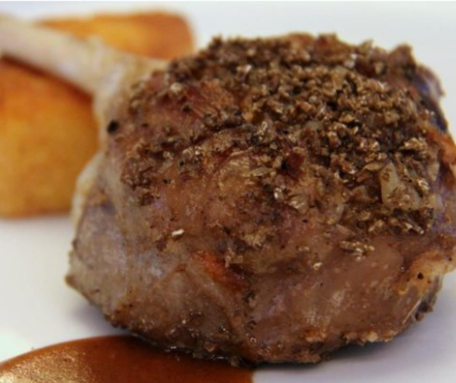 Costolette di agnello in crosta di nocciole e tartufo estivo