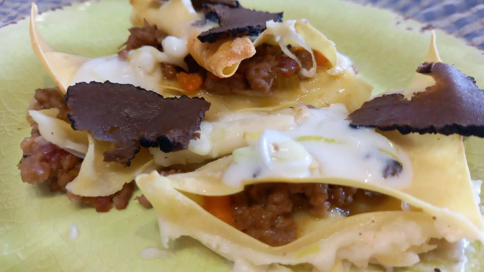 Triangolini di pasta con ragù bianco e tartufo estivo