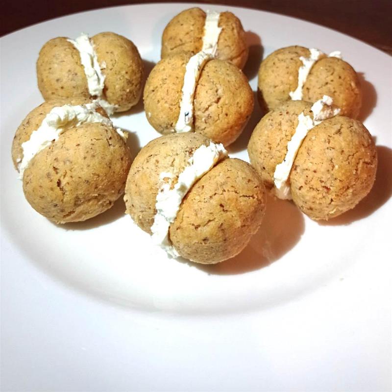 Baci di dama salted with black summer truffle