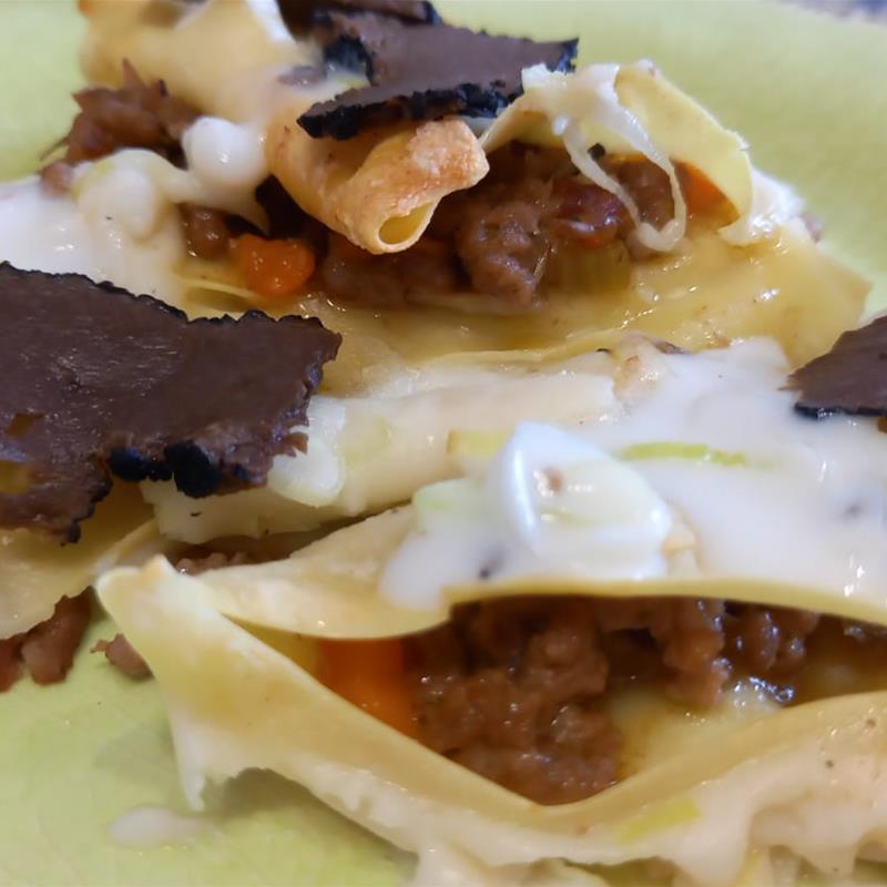 Pasta triangles with white meat sauce and summer truffle